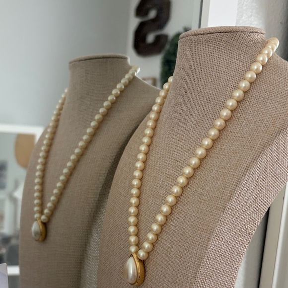 Vintage Monet Cream Faux Pearl Necklace with Teardrop Pendant - Picture 5 of 7